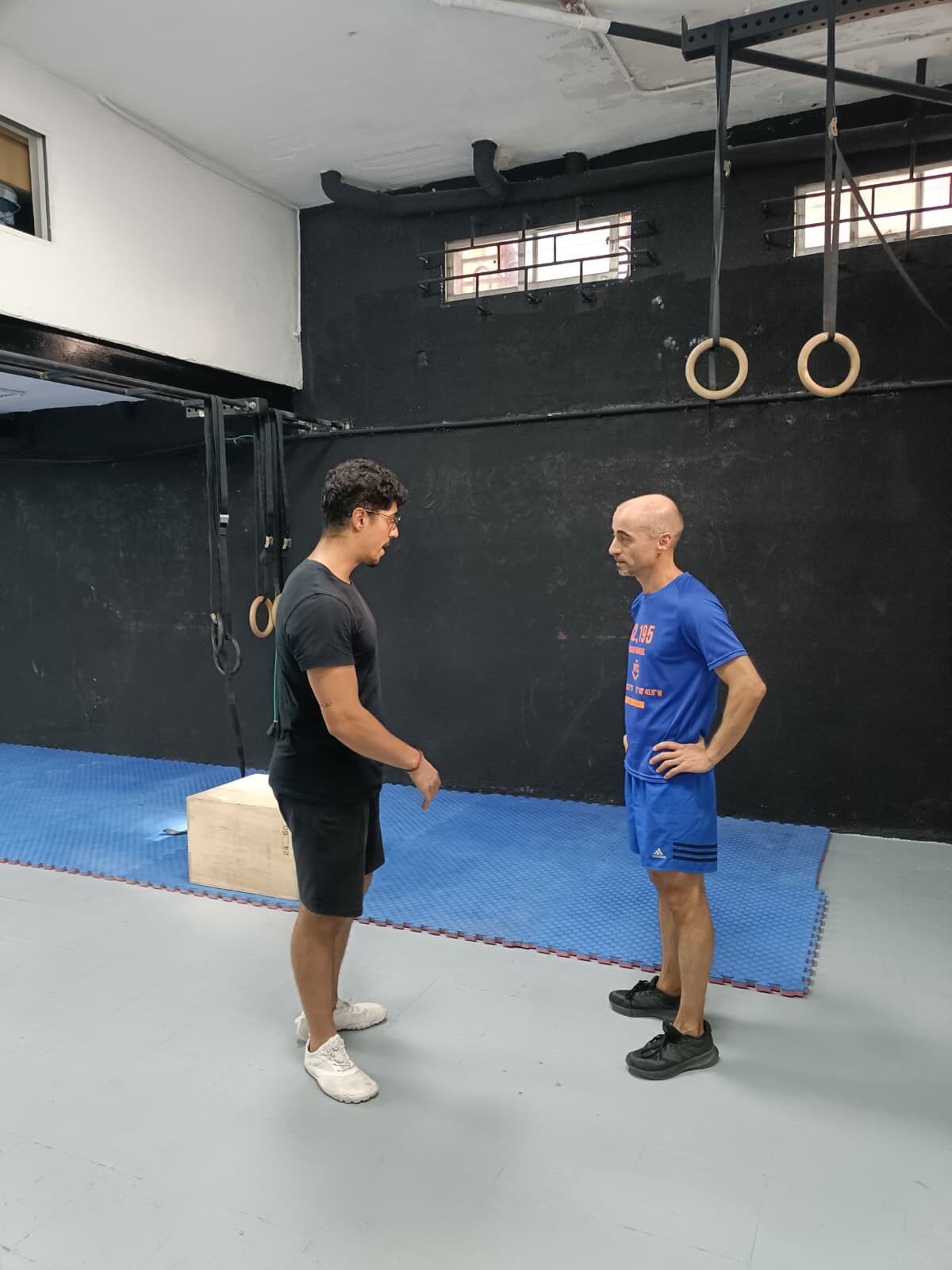 Ismael Berraha durante una clase de calistenia en Madrid