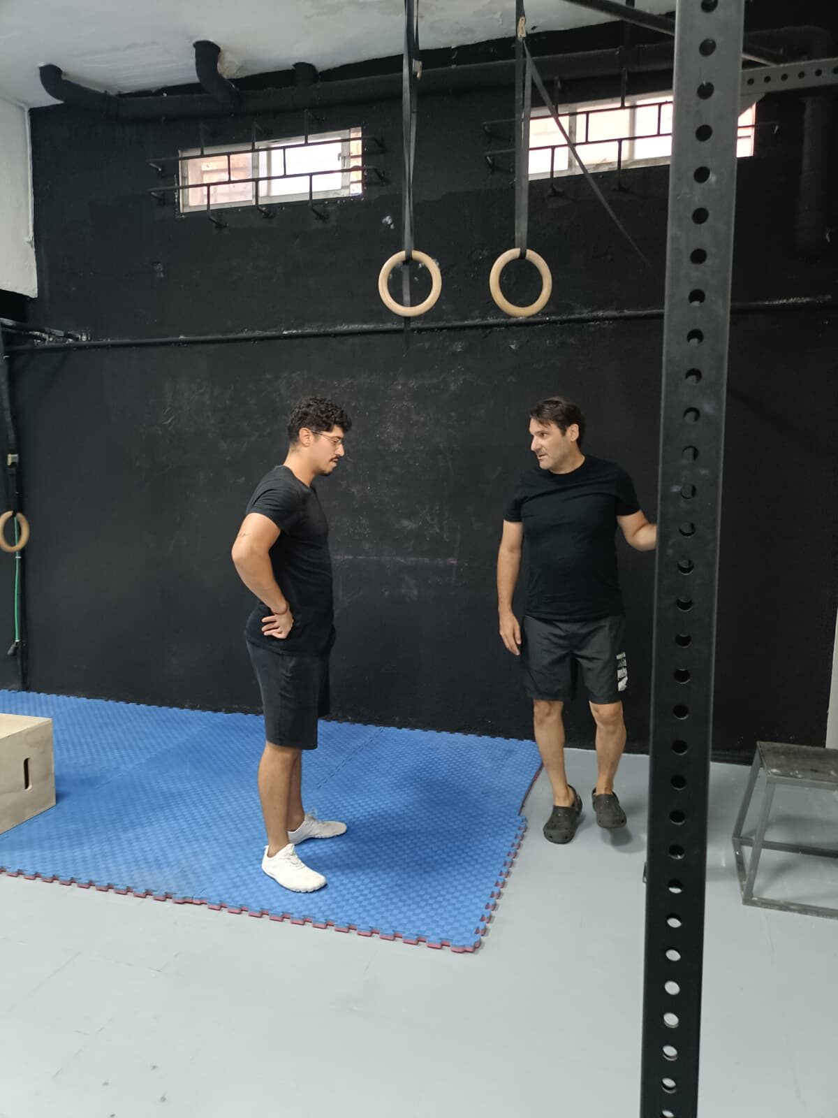 Ismael Berraha corrigiendo técnica durante una clase de calistenia